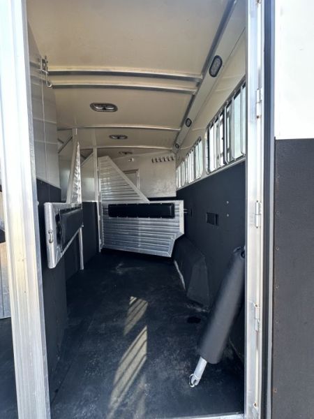 Used 2006 Cimarron Trailers 3H 15.5" LQ Horse Trailer