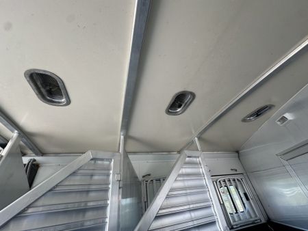 Used 2006 Cimarron Trailers 3H 15.5" LQ Horse Trailer