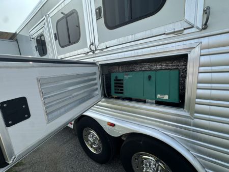 Used 2006 Cimarron Trailers 3H 15.5" LQ Horse Trailer