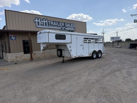 Used 2001 CM Trailers DROVER Horse Trailer
