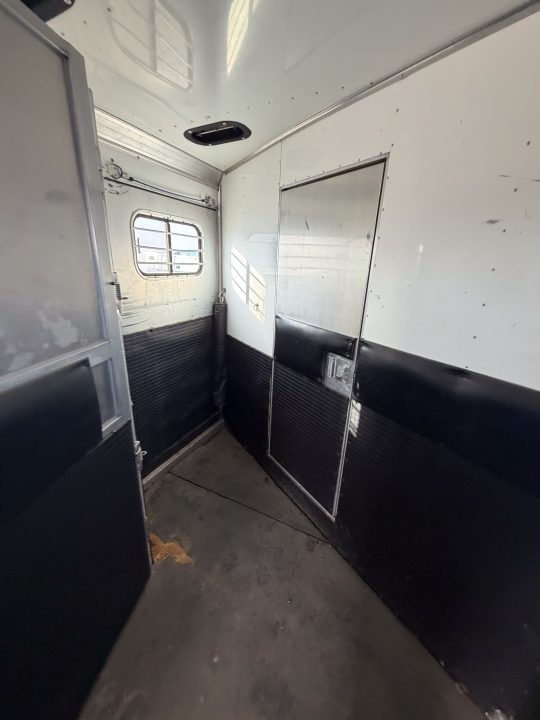 Used 1997 Sundowner Trailers 5H GN Horse Trailer
