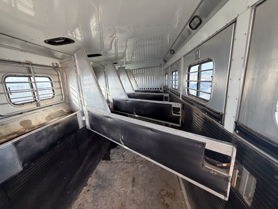 Used 1997 Sundowner Trailers 5H GN Horse Trailer