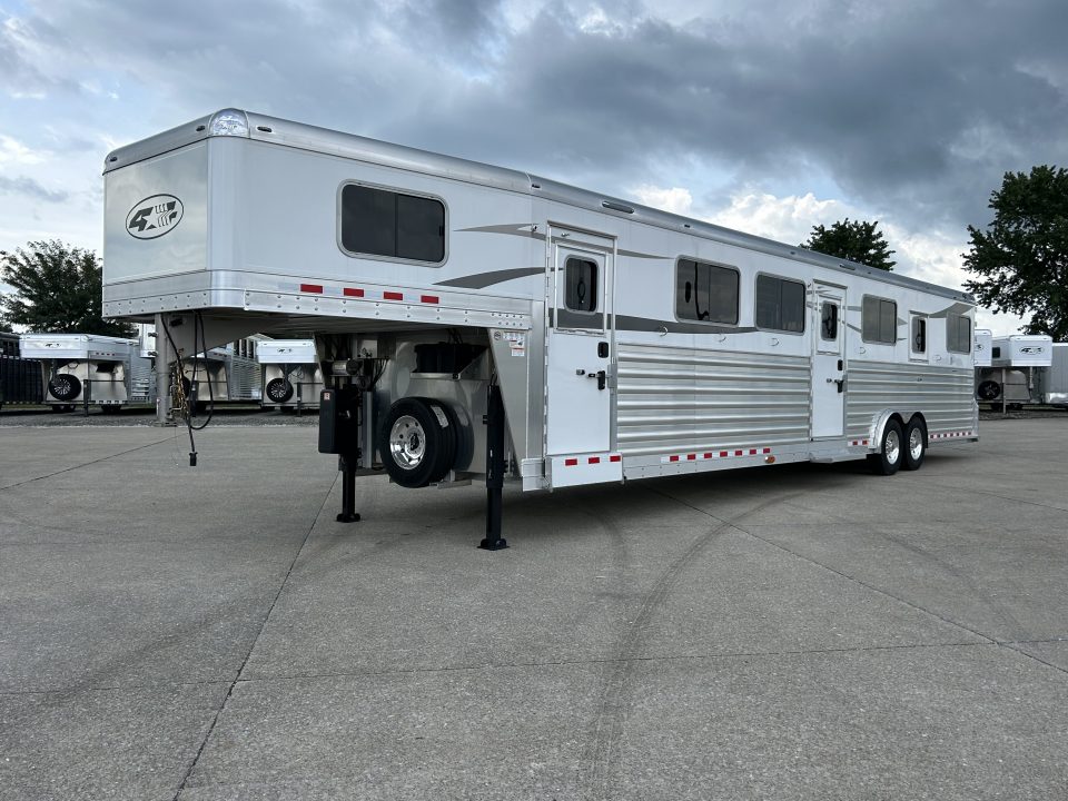 New 2027 4-Star Trailers 5-8 Horse Head to Head Horse Trailer