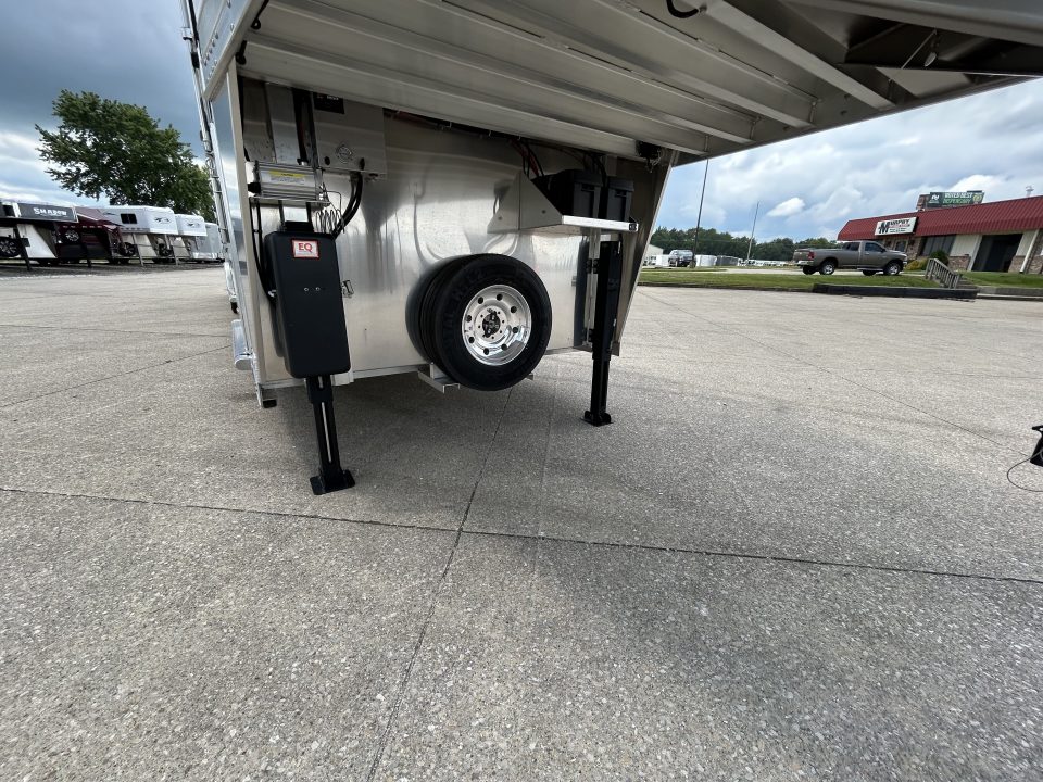 New 2027 4-Star Trailers 5-8 Horse Head to Head Horse Trailer