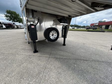 New 2027 4-Star Trailers 5-8 Horse Head to Head Horse Trailer