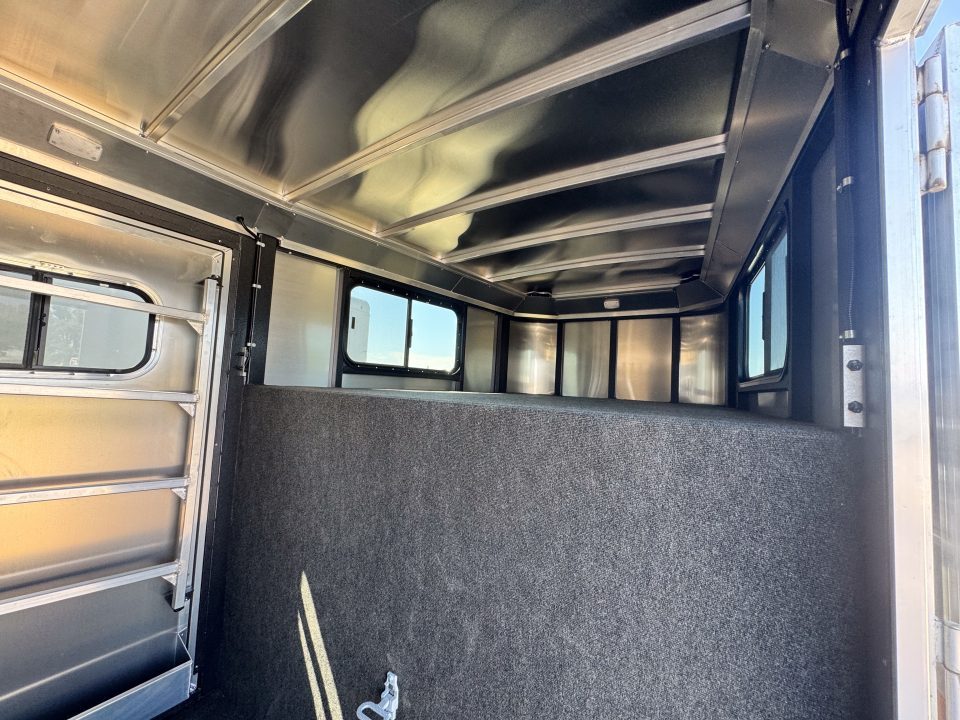 New 2027 Logan Coach 3H BULLSEYE GN Horse Trailer