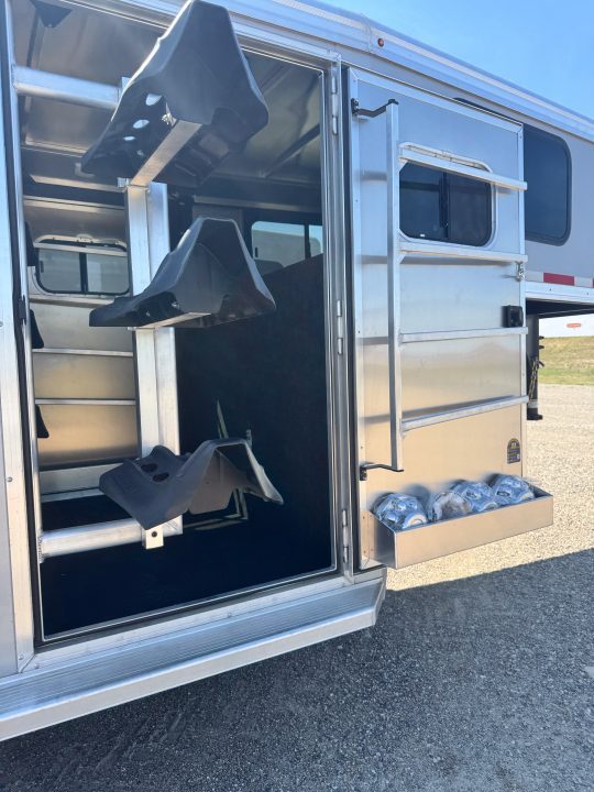 New 2027 Logan Coach 3H BULLSEYE GN Horse Trailer