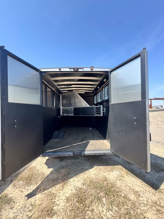 New 2027 Logan Coach 3H BULLSEYE GN Horse Trailer