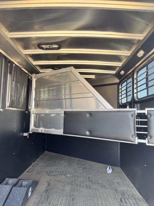 New 2027 Logan Coach 3H BULLSEYE GN Horse Trailer