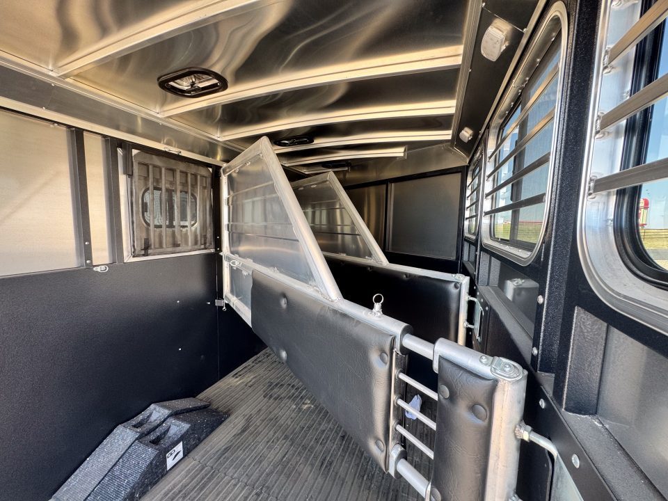 New 2027 Logan Coach 3H BULLSEYE GN Horse Trailer