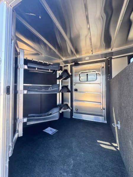 New 2027 Logan Coach 3H BULLSEYE GN Horse Trailer