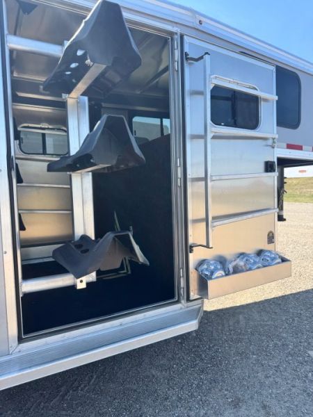 New 2027 Logan Coach 3H BULLSEYE GN Horse Trailer