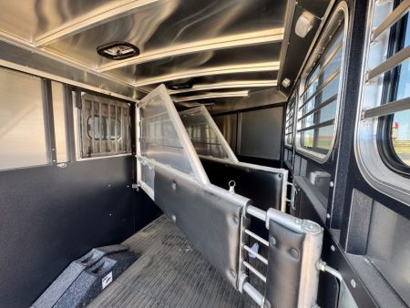 New 2027 Logan Coach 3H BULLSEYE GN Horse Trailer