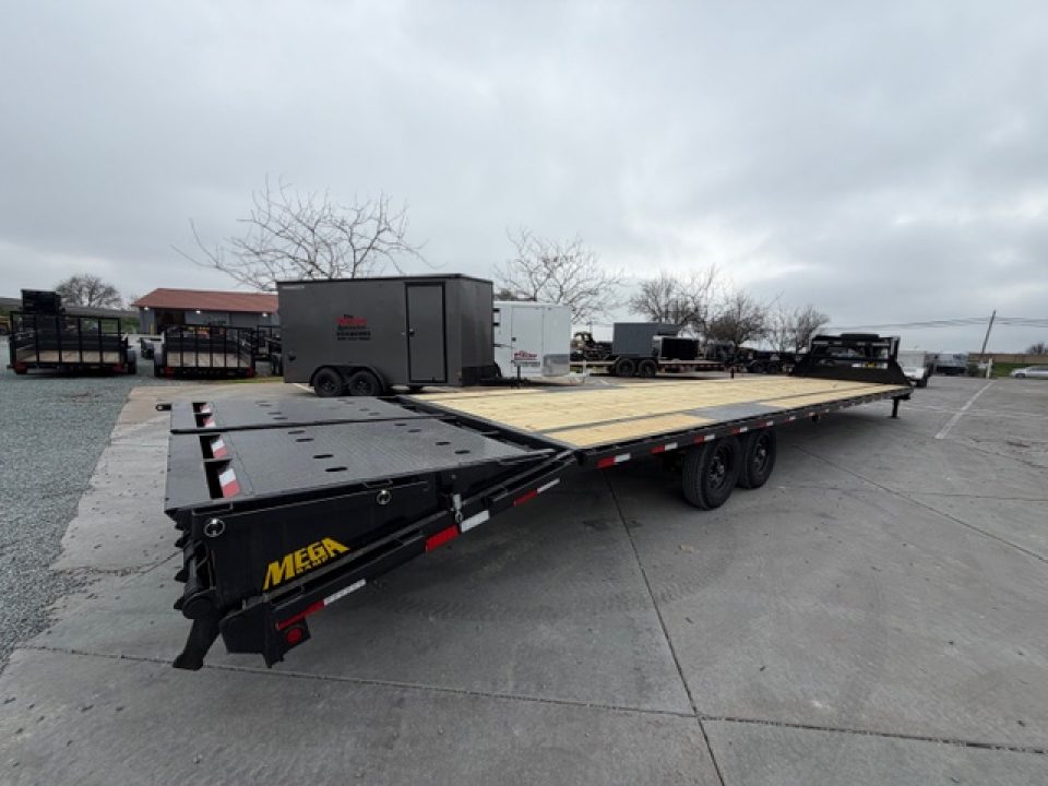 New 2027 Big Tex Trailers 14GN-40D5A-MR 8.5FT X 40FT 15.9K GVW Equipment Trailer