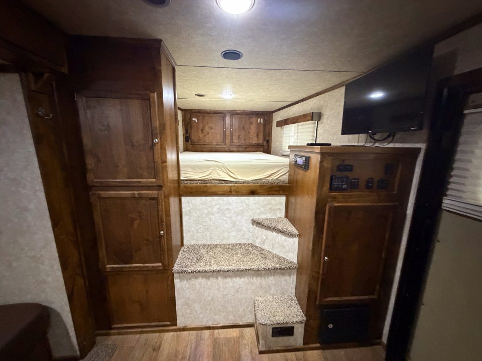 Used 2019 Logan Coach 4H BULLSEYE LQ 812 w/ REAR TACK