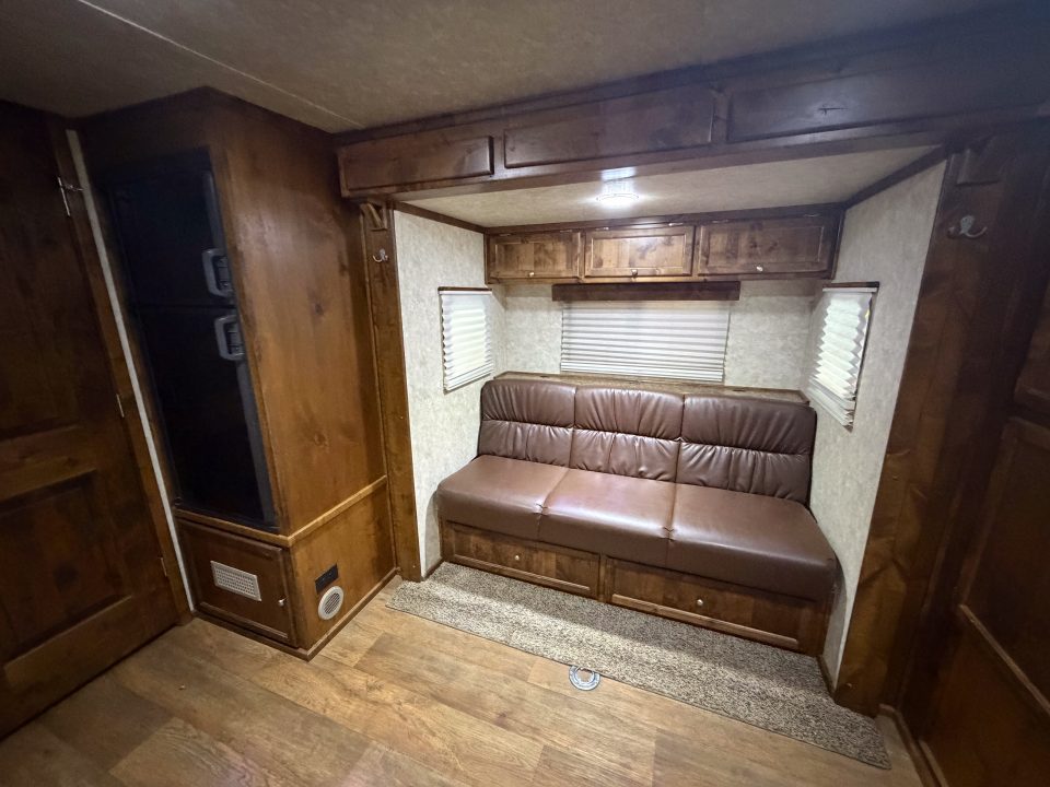 Used 2019 Logan Coach 4H BULLSEYE LQ 812 w/ REAR TACK