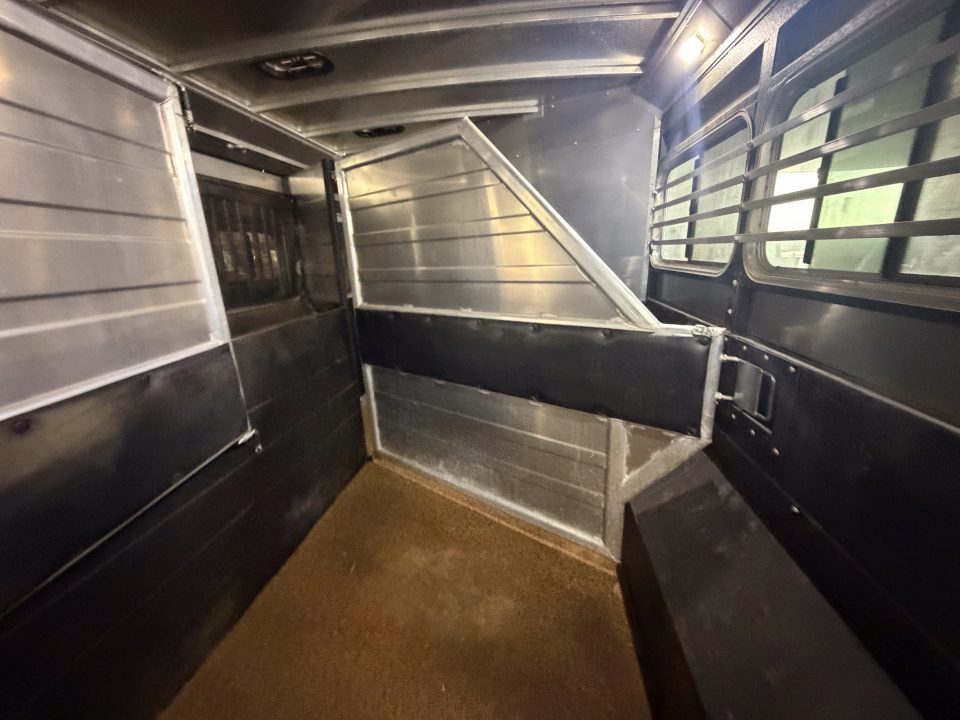 Used 2019 Logan Coach 4H BULLSEYE LQ 812 w/ REAR TACK
