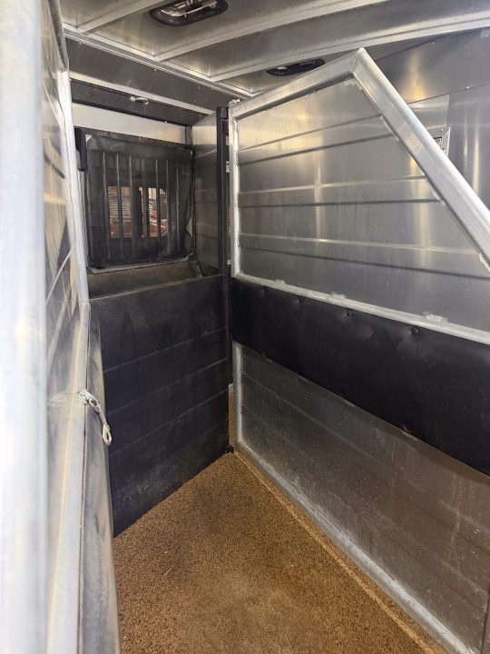 Used 2019 Logan Coach 4H BULLSEYE LQ 812 w/ REAR TACK