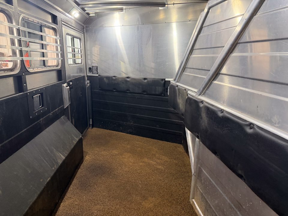 Used 2019 Logan Coach 4H BULLSEYE LQ 812 w/ REAR TACK