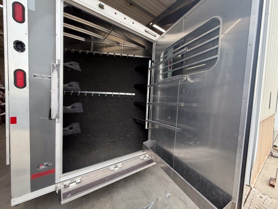 Used 2019 Logan Coach 4H BULLSEYE LQ 812 w/ REAR TACK