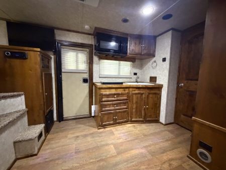 Used 2019 Logan Coach 4H BULLSEYE LQ 812 w/ REAR TACK