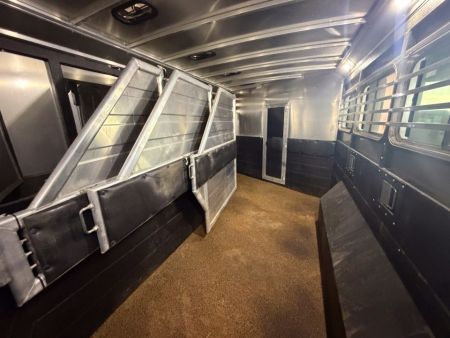 Used 2019 Logan Coach 4H BULLSEYE LQ 812 w/ REAR TACK