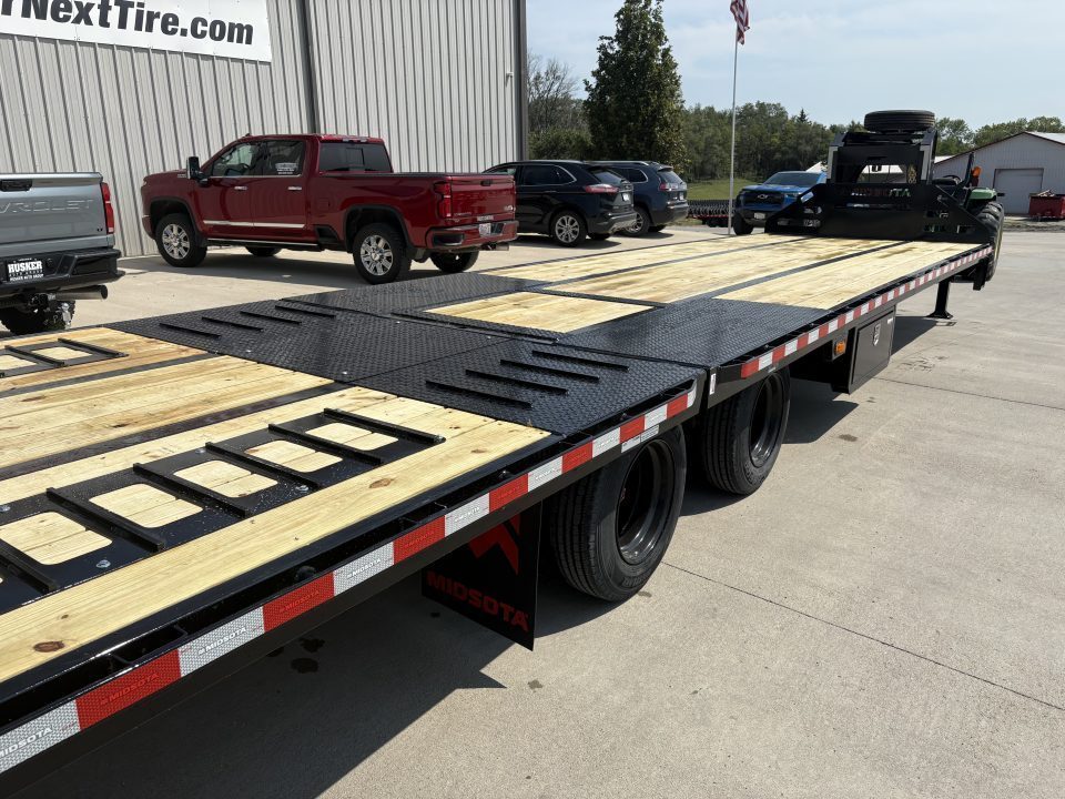 New 2027 Midsota FBHB3612-259G Hydraulic Tail Goosneck Deckover Trailer