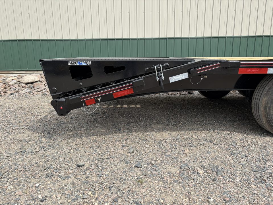 New 2027 24' 14k Diamond C DEC207 Deckover Trailer