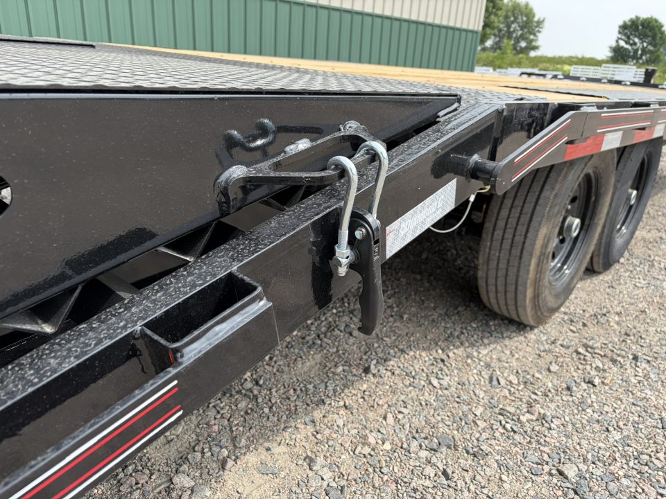 New 2027 24' 14k Diamond C DEC207 Deckover Trailer