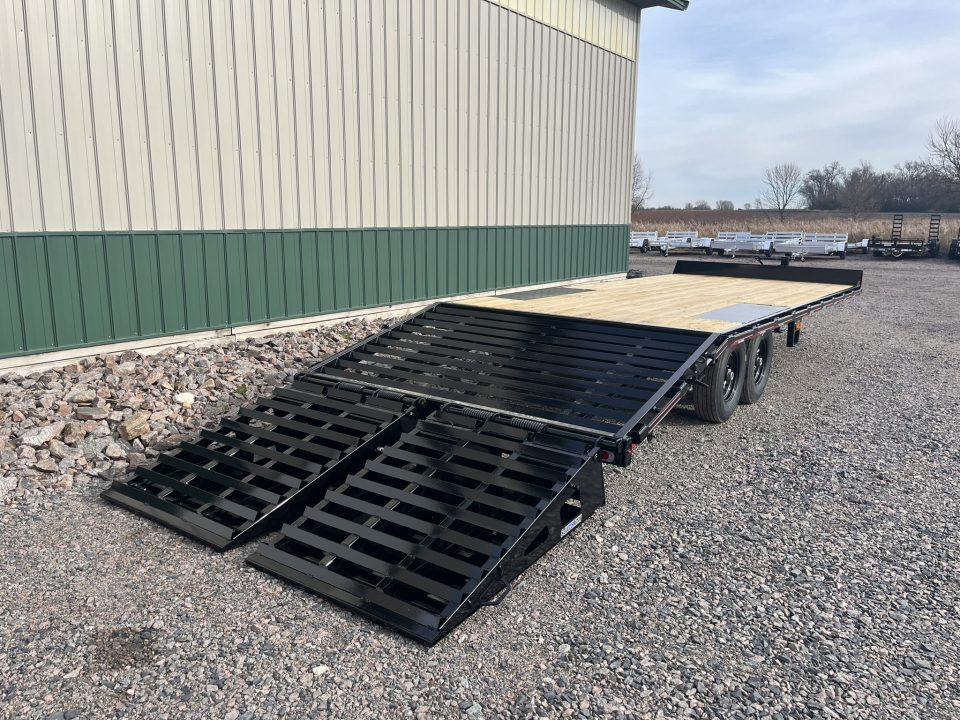 New 2027 24' 14k Diamond C DEC207 Deckover Trailer