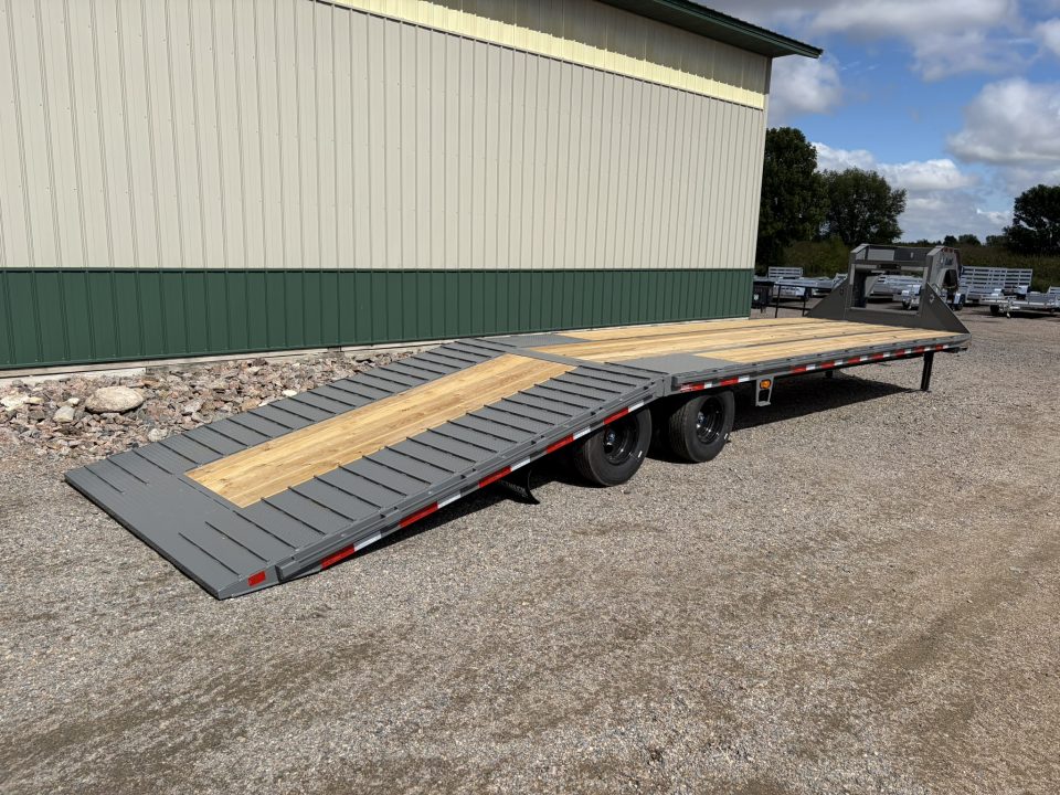 New 2027 35' Diamond C Gooseneck Flatbed Trailer - Hydraulic Jacks - ABS