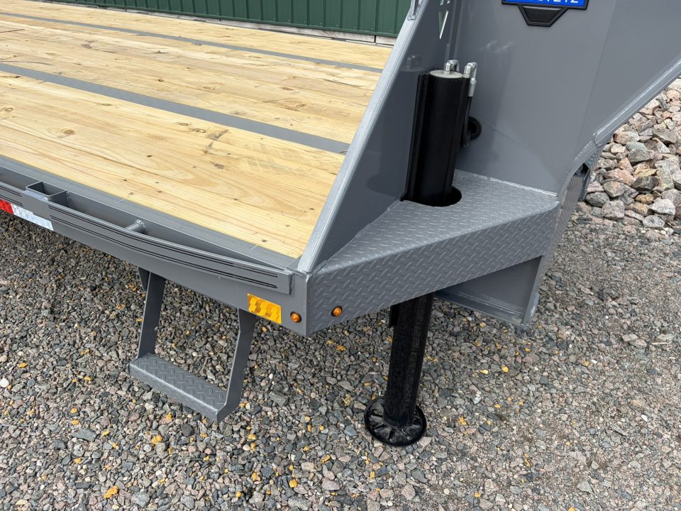 New 2027 35' Diamond C Gooseneck Flatbed Trailer - Hydraulic Jacks - ABS