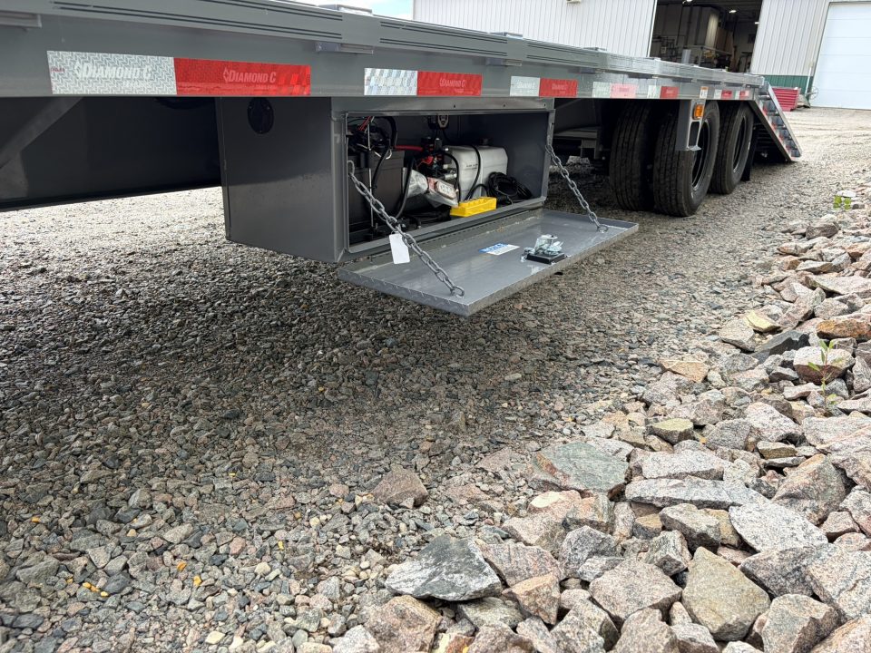 New 2027 35' Diamond C Gooseneck Flatbed Trailer - Hydraulic Jacks - ABS
