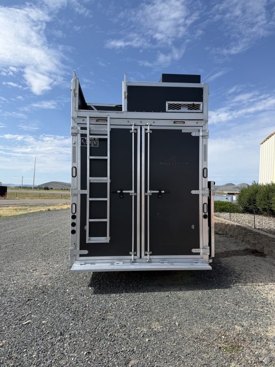 Used 2023 Lakota 4H LQ - BH8423T2S