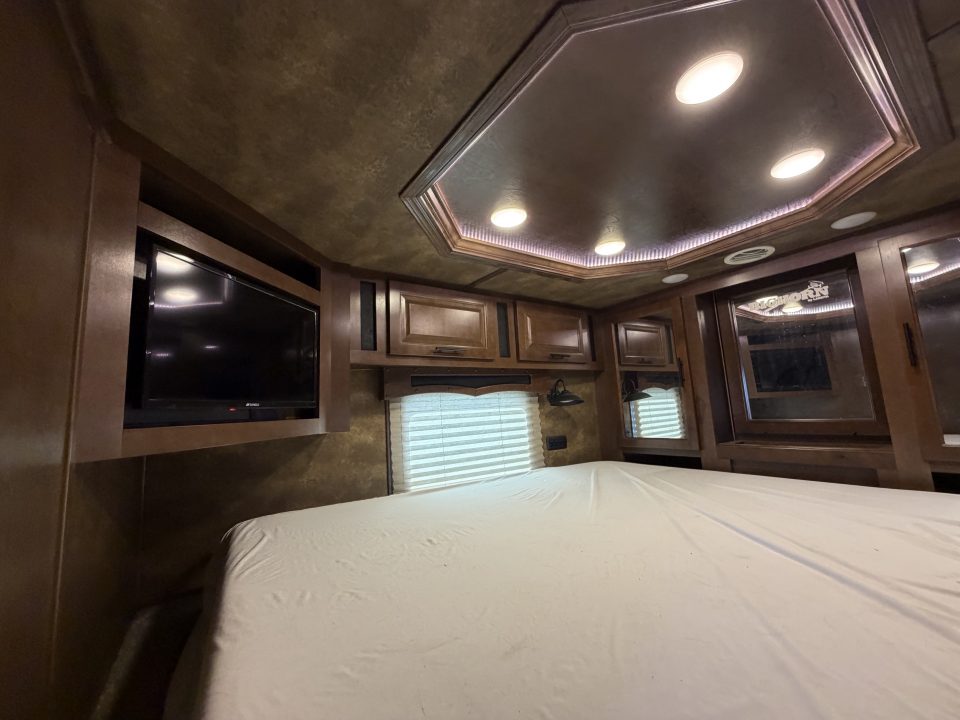 Used 2023 Lakota 4H LQ - BH8423T2S