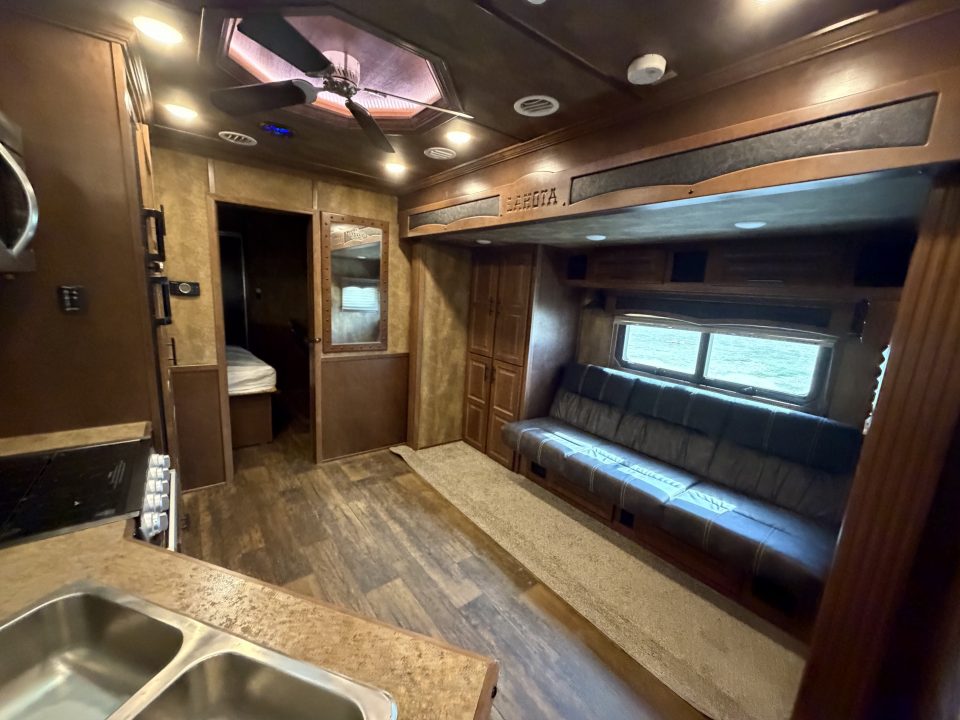 Used 2023 Lakota 4H LQ - BH8423T2S