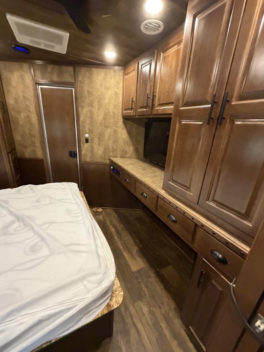 Used 2023 Lakota 4H LQ - BH8423T2S