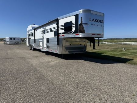 New 2027 Lakota 4H 19' LQ Infinity *Side Load* Horse Trailer