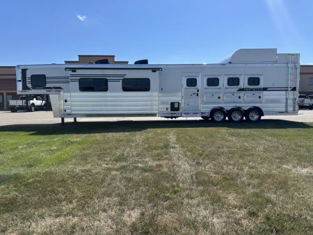 New 2027 Lakota 4H 19' LQ Infinity *Side Load* Horse Trailer
