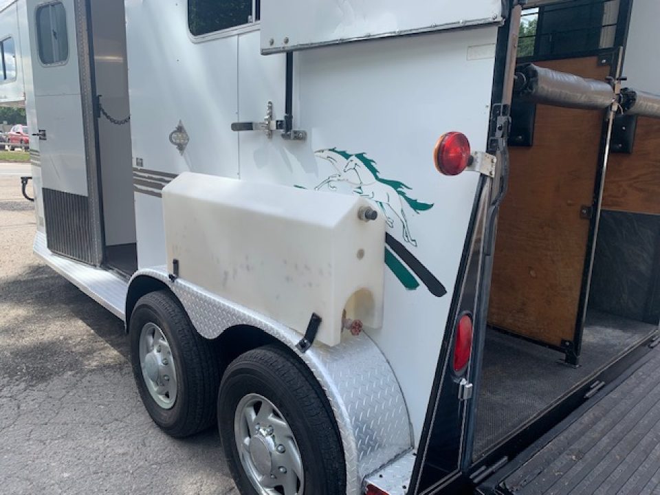 Used 2006 Trailers USA 2h GN Horse Trailer