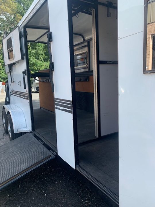 Used 2006 Trailers USA 2h GN Horse Trailer