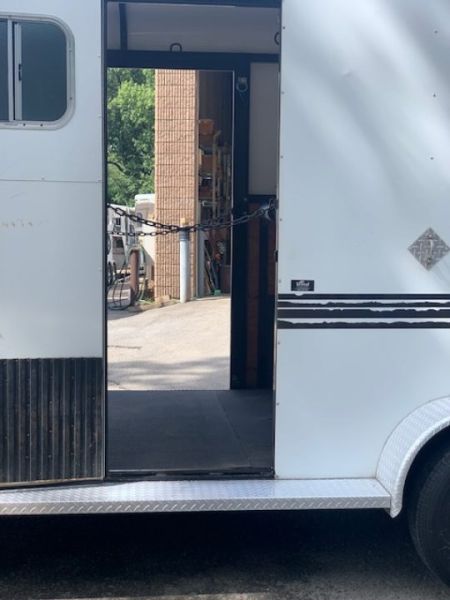 Used 2006 Trailers USA 2h GN Horse Trailer