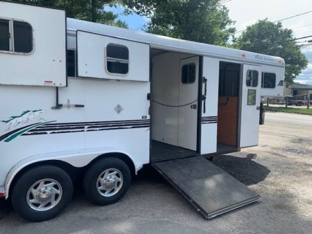 Used 2006 Trailers USA 2h GN Horse Trailer
