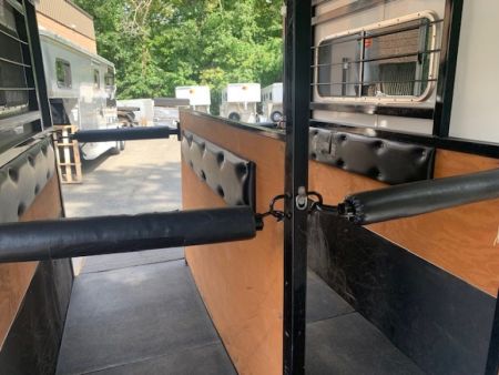 Used 2006 Trailers USA 2h GN Horse Trailer