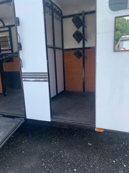 Used 2006 Trailers USA 2h GN Horse Trailer