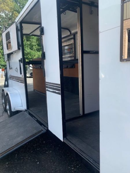 Used 2006 Trailers USA 2h GN Horse Trailer
