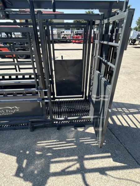 New 2026 Stock Pro M1200 Cattle Squeeze Chute w/ Palpation Cage
