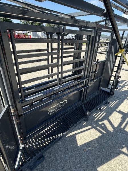 New 2026 Stock Pro M1200 Cattle Squeeze Chute w/ Palpation Cage