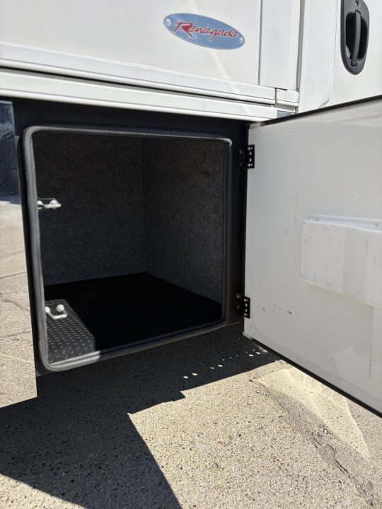 Used 2015 Renegade 3400AM 2 Bathrooms