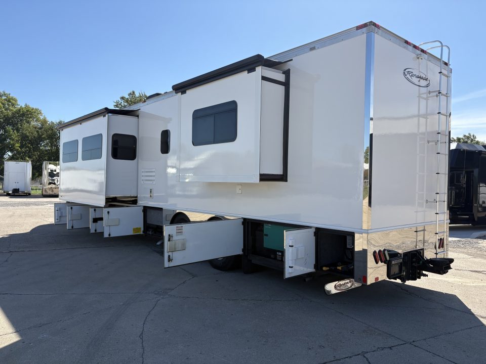 Used 2015 Renegade 3400AM 2 Bathrooms